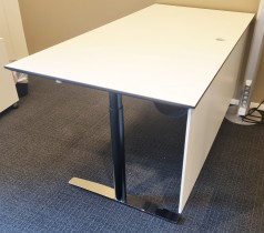 Skrivebord med elektrisk hevsenk i hvitt/sort/krom fra Svenheim, frontplate, 180x90cm, pent brukt