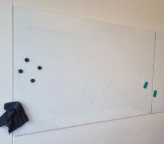 Whiteboard i hvitt glass fra Lintex, magnetisk, 150x100cm, vegghengt, pent brukt