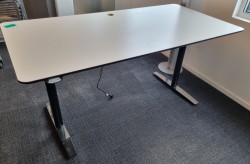 Skrivebord med elektrisk hevsenk i hvitt/sort/krom fra Svenheim, avrundede hjørner, 180x90cm, pent brukt