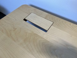 Skrivebord med elektrisk hevsenk i bjerk / grått fra Svenheim, 160x80cm med magebue, pent brukt