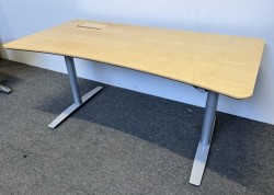 Skrivebord med elektrisk hevsenk i bjerk / grått fra Svenheim, 160x80cm med magebue, pent brukt