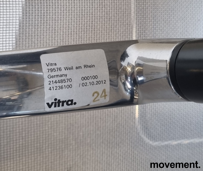 Lekker stol fra Vitra: Eames EA104 - 4 / 4
