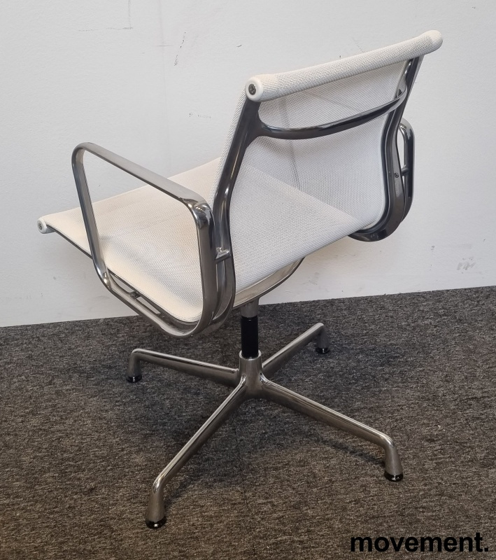 Solgt!Lekker stol fra Vitra: Eames EA104 - 2 / 4