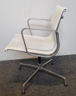 Solgt!Lekker stol fra Vitra: Eames EA104 - 3 / 4