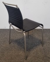 Lett, stablebar konferansestol i sort mesh-stoff fra Calligaris, grå ramme, modell Jenny, pent brukt