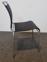 Lett, stablebar konferansestol i sort mesh-stoff fra Calligaris, grå ramme, modell Jenny, pent brukt
