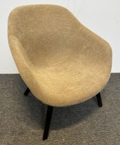 Loungestol / lenestol i beige stoff fra Hay, About a lounge AAL 92, ben i sort eik, pent brukt