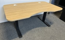Skrivebord med elektrisk hevsenk i eik laminat / sort fra EFG, 143x90cm, med magebue og avrundede kanter, pent brukt