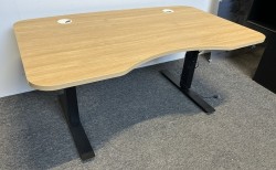 Skrivebord med elektrisk hevsenk i eik laminat / sort fra EFG, 143x90cm, med magebue og avrundede kanter, pent brukt
