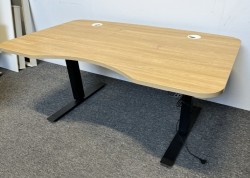 Skrivebord med elektrisk hevsenk i eik laminat / sort fra EFG, 143x90cm, med magebue og avrundede kanter, pent brukt