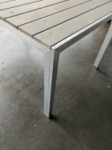 Utebord i gråfarget tre-look / aluminium, 150x90cm, pent brukt