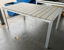 Utebord i gråfarget tre-look / aluminium, 150x90cm, pent brukt