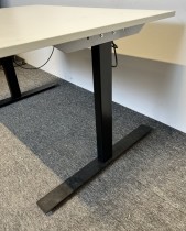 Skrivebord med elektrisk hevsenk i hvitt / sort fra Linak, 120x80cm, pent brukt