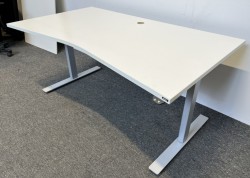 Skrivebord med elektrisk hevsenk i hvitt / grått fra ISKU, 157x90cm, magebue, pent brukt