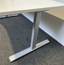 Skrivebord med elektrisk hevsenk i hvitt / grått fra ISKU, 157x90cm, magebue, pent brukt