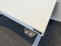 Skrivebord med elektrisk hevsenk i hvitt / grått fra ISKU, 160x80cm, magebue, pent brukt