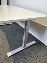 Skrivebord med elektrisk hevsenk i hvitt / grått fra ISKU, 160x80cm, magebue, pent brukt