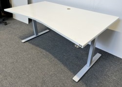 Skrivebord med elektrisk hevsenk i hvitt / grått fra ISKU, 160x80cm, magebue, pent brukt