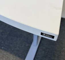 Skrivebord med elektrisk hevsenk i hvitt / grått fra ISKU, 180x80cm, magebue, pent brukt