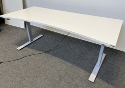 Skrivebord med elektrisk hevsenk i hvitt / grått fra ISKU, 180x80cm, magebue, pent brukt