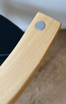 Konferansestol / loungestol fra Paustian, sort skinn/bøk, modell Asap, design: Foersom & Hiort-Lorentzen, pent brukt