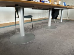 Møtebord / konferansebord i bjerk / grått fra Aarsland, 360x120cm, passer 12-14 personer, pent brukt