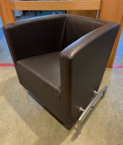 ForaForm Cox Club 1-seter / loungestol i mørkt brunt skinn, design: Olav Eldøy, pent brukt med patina