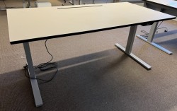 Elektrisk hevsenk skrivebord fra Ragnars, 160x80cm, beige bordplate / grått understell, pent brukt