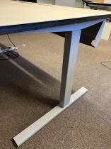 Elektrisk hevsenk skrivebord fra Ragnars, 160x80cm, beige bordplate / grått understell, pent brukt