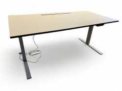 Elektrisk hevsenk skrivebord fra Ragnars, 160x80cm, beige bordplate / grått understell, pent brukt