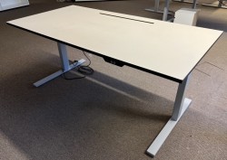 Elektrisk hevsenk skrivebord fra Ragnars, 160x80cm, beige bordplate / grått understell, pent brukt