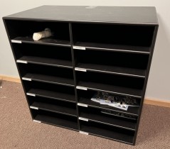 Vegghengt sorteringshylle / posthylle i sort fra Montana, 70,5cm b x 70,5h, 12rom, pent brukt