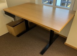 Kompakt møtebord i eik finer / sort fra Ragnars, 140x80cm, passer 4personer, pent brukt