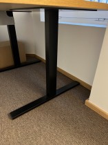 Kompakt møtebord i eik finer / sort fra Ragnars, 140x80cm, passer 4personer, pent brukt