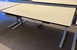 Elektrisk hevsenk skrivebord fra Ragnars, 180x90cm, beige bordplate / grått understell, pent brukt