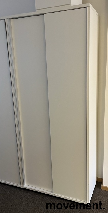 Solgt!Skap med skyvedører i hvitt fra - 1 / 2