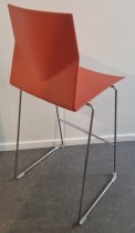 Barkrakk i orange / krom fra Fourdesign, modell Fourcast, sittehøyde 75cm, pent brukt