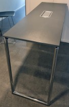 Ståbord / barbord fra FourDesign i antrasittgrått / krom, 180x60cm, 103cm høyde, pent brukt