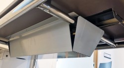 Ståbord / barbord fra FourDesign i antrasittgrått / krom, 180x60cm, 103cm høyde, pent brukt