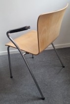 Designstol fra Fritz Hansen, modell Vico Duo i bjerk / satin, armlener, pent brukt