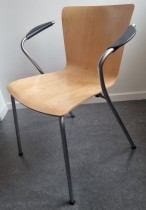 Designstol fra Fritz Hansen, modell Vico Duo i bjerk / satin, armlener, pent brukt