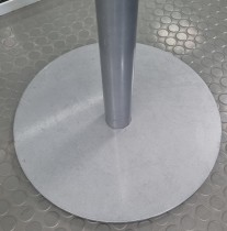 Rundt ståbord i glass / understell i grålakkert metall, Ø=65 H=111,5, pent brukt
