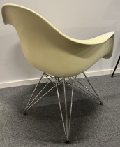 Vitra DAR designstol i hvitt med polstret sete, wire-understell i krom, Design: Charles & Ray Eames, godt brukt med slitasje