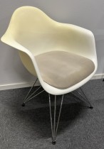 Vitra DAR designstol i hvitt med polstret sete, wire-understell i krom, Design: Charles & Ray Eames, godt brukt med slitasje