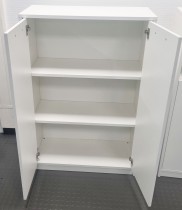 Skap i hvitt med slagdører, 78cm bredde, 35cm dybde, 115,5cm høyde, pent brukt