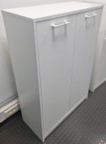 Skap i hvitt med slagdører, 78cm bredde, 35cm dybde, 115,5cm høyde, pent brukt