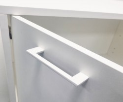 Skap i hvitt med slagdører, 78cm bredde, 35cm dybde, 115,5cm høyde, pent brukt