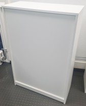 Skap i hvitt med slagdører, 78cm bredde, 35cm dybde, 115,5cm høyde, pent brukt