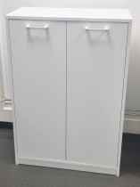 Skap i hvitt med slagdører, 78cm bredde, 35cm dybde, 115,5cm høyde, pent brukt