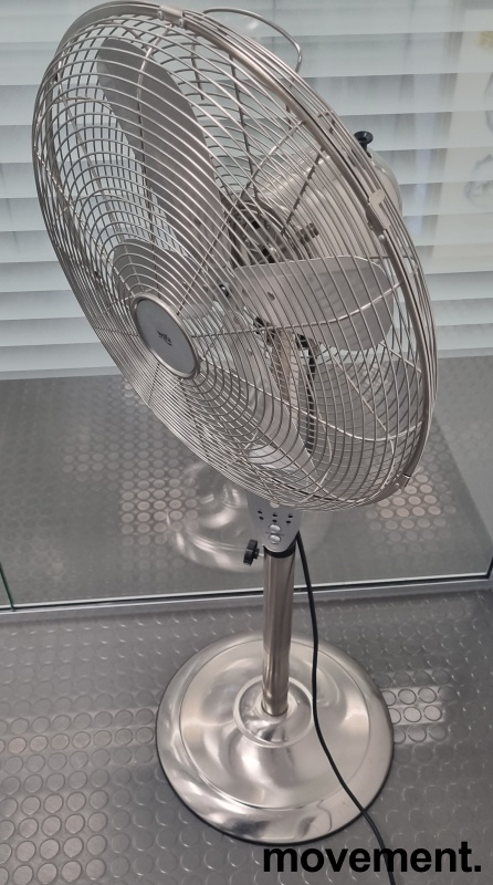 Solgt!Wilfa gulvvifte på stativ i krom,